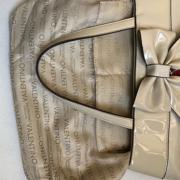 Vintage Mario Valentino Patent Leather Shoulder bag w/bow. Cream leather EUC - Picture 12 of 13